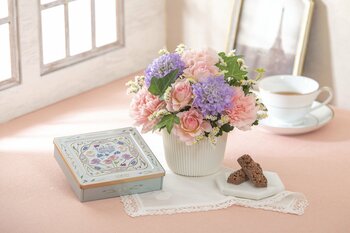 『東京フラワーブーケ』×日比谷花壇、好評につきコラボ第2弾の新作「花柄缶」が誕生！東京土産ブランドに花柄サービス「花屋さんのお花柄」を提供。