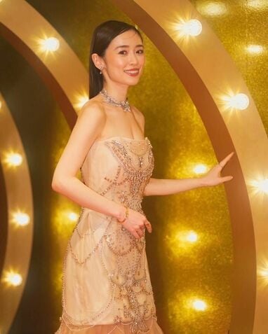 東洋のクレオパトラ」泉里香 美ボディー際立つ豪華ドレス姿披露