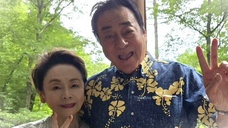 高橋英樹 別荘の広々テラスで夫婦まったりショット公開！緑に囲まれた心地よい空気感じるウッド調の見た目に「快適そう」「素敵な空間」
