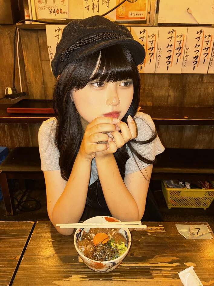 【画像7枚】「今日好き」で話題のぱっつん前髪ツインテール“おひな様”がセンター分けヘアにした“別人級”スタイルを見る