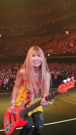 永遠の最強ギャル！」人気ロックバンドのベーシストが66歳の誕生日を
