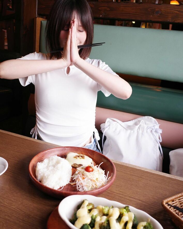 本田翼 びっくりドンキーでメニューにくぎ付け！プライベート感