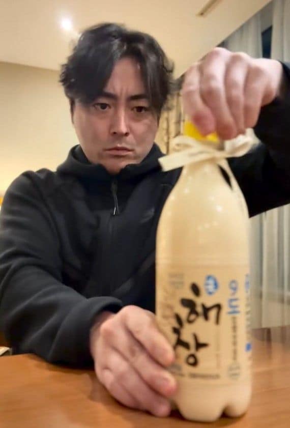 シュールすぎる」山田孝之 約3分のマッコリ開封動画公開！オーバー