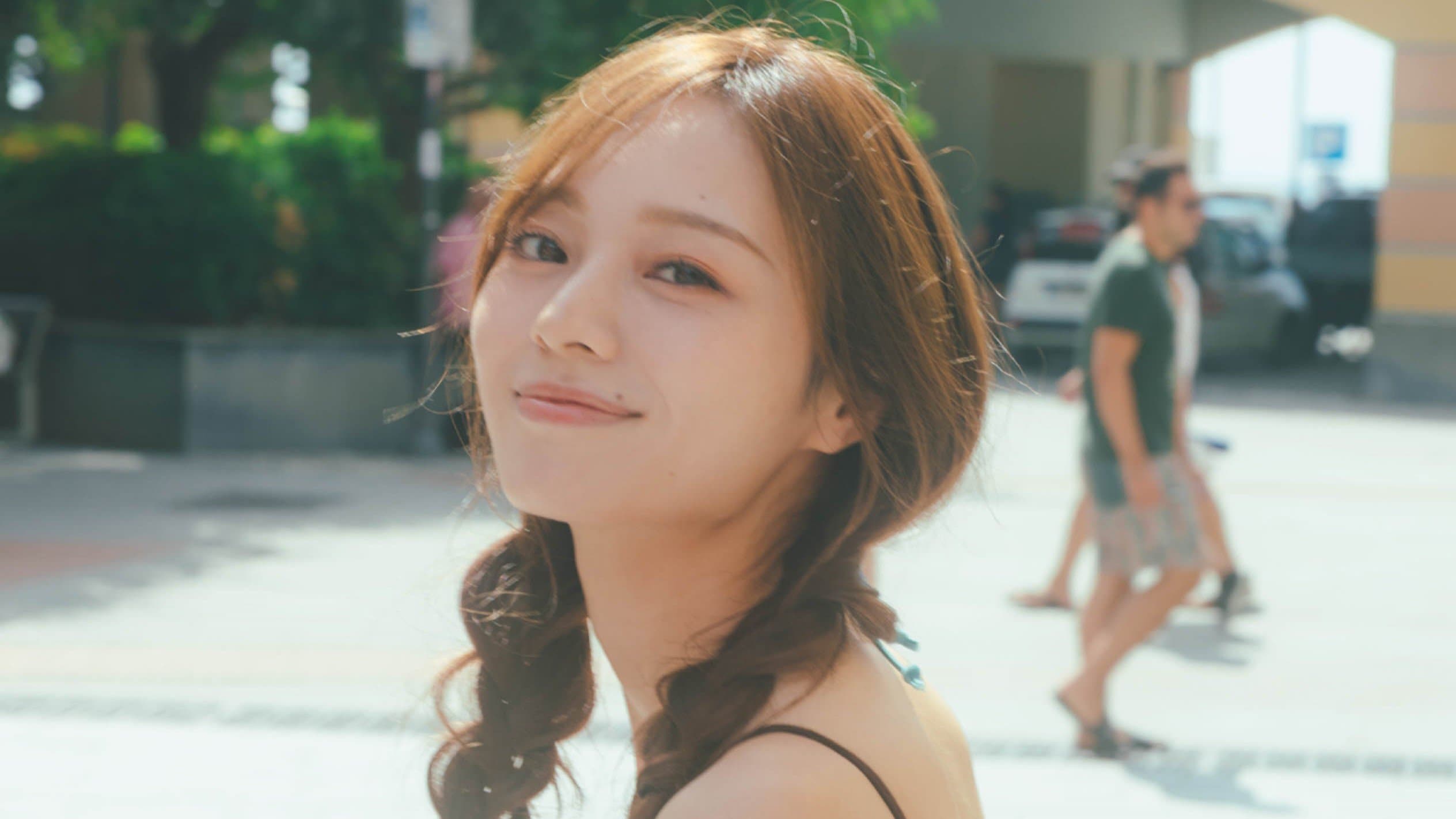 沼ること間違いなし」乃木坂46梅澤美波 大胆肌見せワンピ×おさげ髪