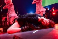 アイナ・ジ・エンド 全身黒のショーパン衣装で『革命道中』披露に熱狂！ソロ3回目のCDJでシャウト＆がなり炸裂！「いっぱい寝るで～」ギャップありなMCも【COUNTDOWN JAPAN 25/26 ライブレポ】