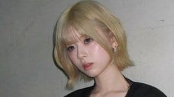 NiziU・RIKU ミニ丈キャミワンピ×ロングブーツの美スタイル際立つショット披露！全身黒の大人っぽさあふれる装いに「最強なビジュ」「キュンキュン」