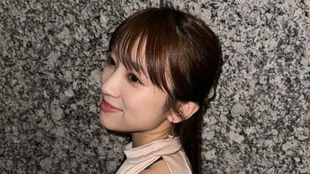 矢吹奈子(24) きれいめコーデで美肩&美脚を披露！“大人っぽくてドキドキ”雰囲気チェンジの私服に「着ても似合う！」と絶賛