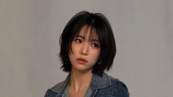 NiziU・MAYA “白鳥の女神”のような白ドレス姿を披露！上品な装いで儚げな表情を見せる神秘的ショットに「背中に羽が見える」