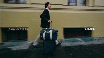一年の終わりを再定義するホリデーキャンペーン“Carry On With Us”をLOJELが発表。新しい限定色、インディゴカラーが登場。
