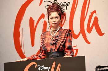 柴咲コウ 赤×黒のドレス姿で登場「最近、情熱を感じる色を身にまといたくなる！」