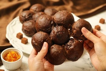 【チョコづくし】京都の老舗ベーカリー「グランディール」より生チョコ×爽やかなオレンジピールを練り込んだ『京生ちぎりパン～生チョコとオレンジ～』をはじめチョコチップとナッツの食感楽しめるスコーンを新発売