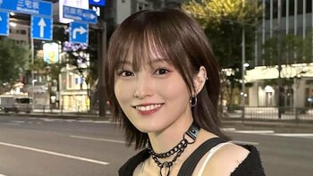 山本彩 都内の夜をバックにミニ丈ワンピ姿を披露！大人ガーリーコーデで照れ笑い「美脚に目がくらむ！」「小悪魔的でかわいい」