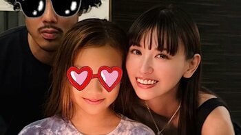 「遺伝子最強かよ」鈴木えみ 12歳娘の誕生日会で親子ショット公開！ラブリーな豪華ケーキを手にした幸せオーラあふれる姿に「すでにモデルさん」