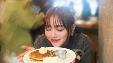 内田理央 ニットコーデの私服披露！思いがけないオフでカフェを満喫