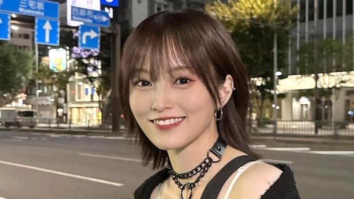 山本彩 都内の夜をバックにミニ丈ワンピ姿を披露！大人ガーリーコーデで照れ笑い「美脚に目がくらむ！」「小悪魔的でかわいい」