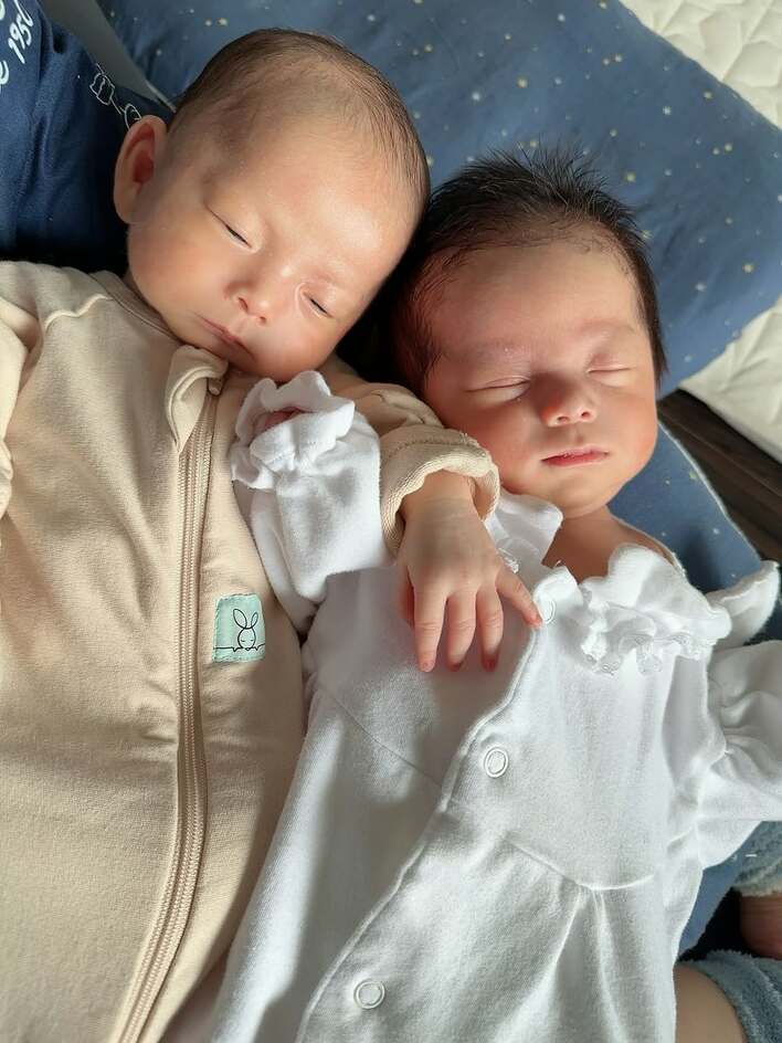 【画像9枚】「寝てる姿もイケメンすぎ」お揃いの“バンザイ”でスヤスヤ＆ビックリ顔の入浴ショットを見る