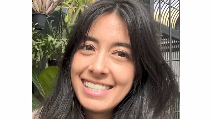 「綺麗なピンク色」森泉 ジャングルのような自宅の“恋の季節まっただ中”の愛鳥公開！ペコリとお辞儀＆くちばしでツンツンかわいらしい仕草に「なついてる」