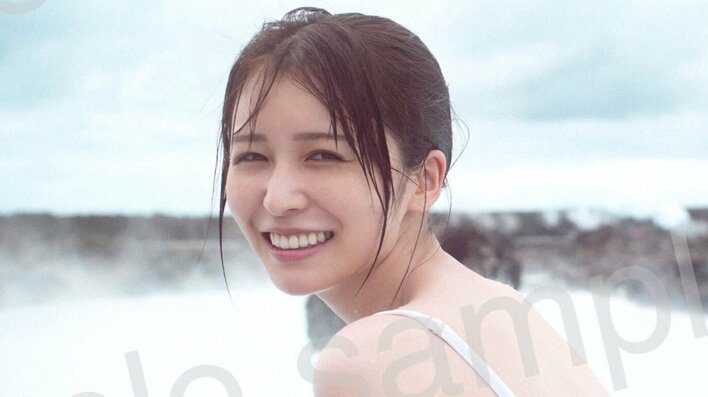 長濱ねる 水着姿の大胆な“美背中”ショット “バブみボディ”話題の2nd写真集 笑みが溢れる配信限定特典カットが公開