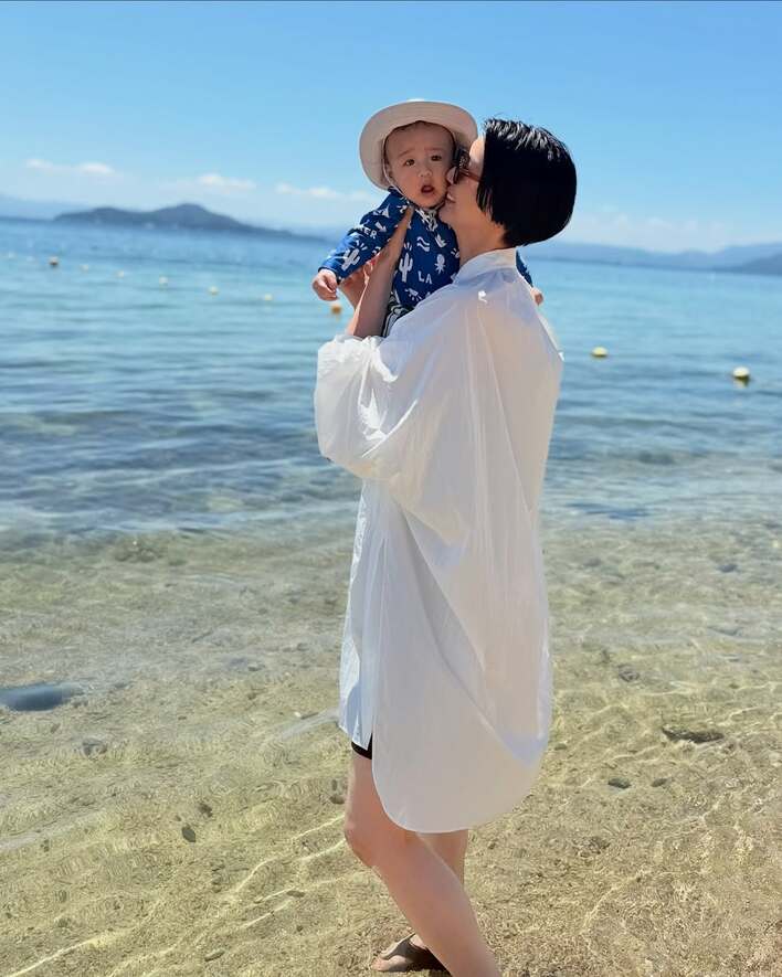 【画像12枚】栗原恵 0歳長男と海を満喫！水着姿のほっこり親子ショットなどを見る