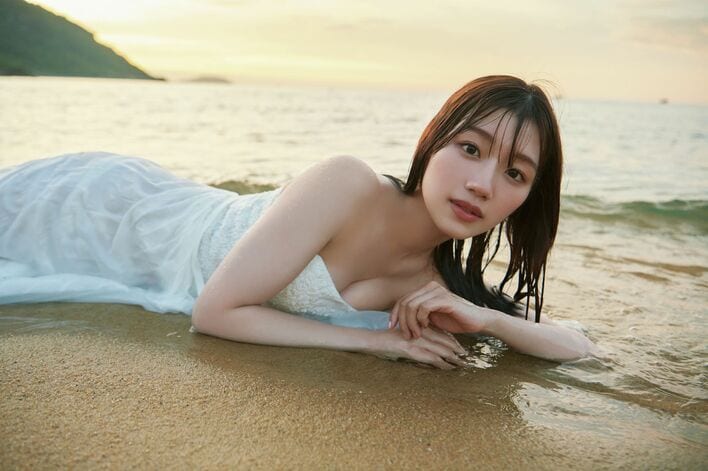 新ショット解禁】写真集未掲載！ポニーテールが爽やかな白の水着姿が