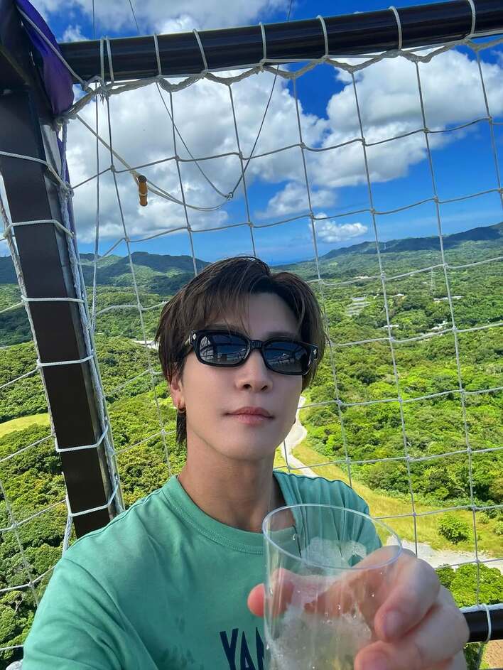 ビジュ良すぎてて歓喜」岩田剛典 話題の『ジャングリア沖縄』で悩殺