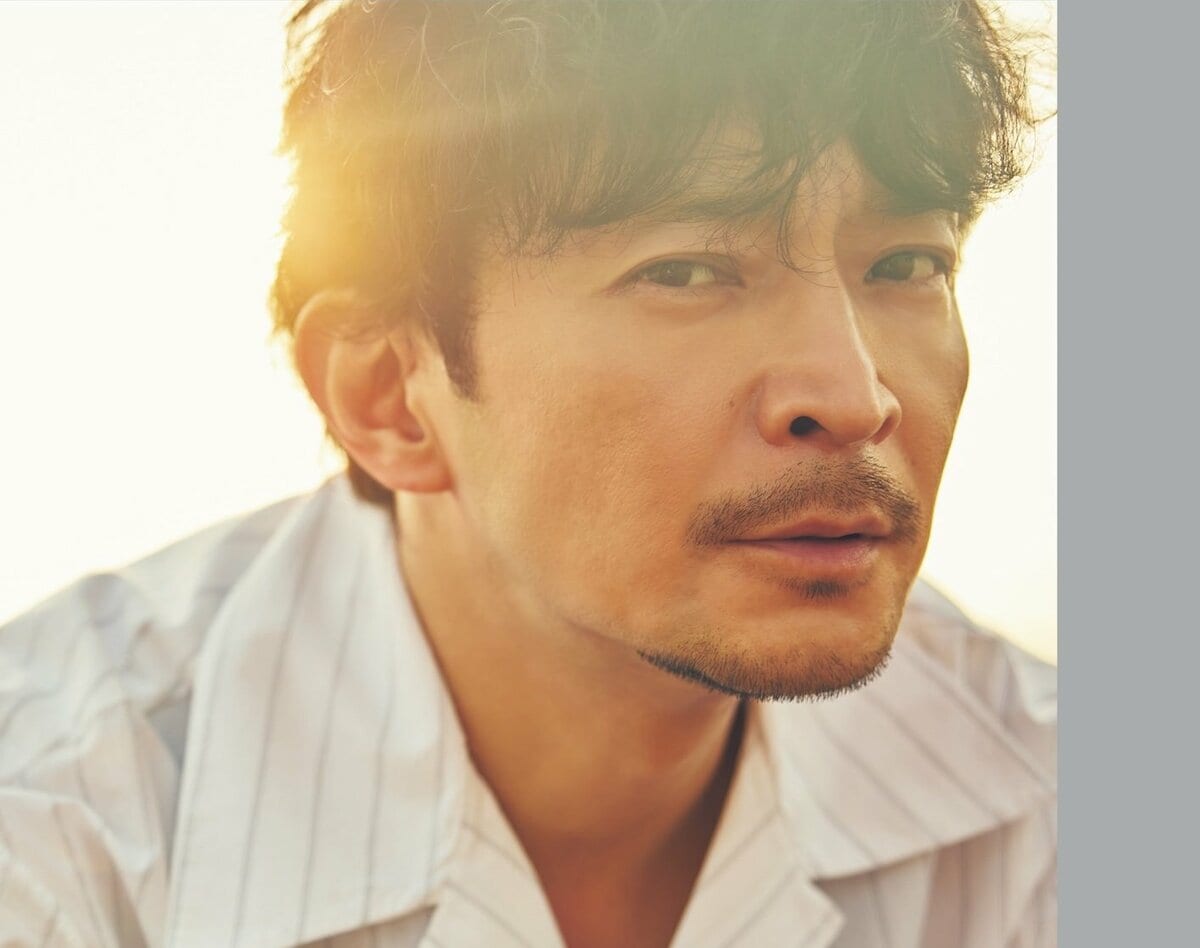 津田健次郎 大人の魅力あふれる表紙カット解禁！“ツダケンのささやき