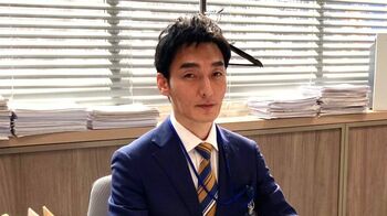 草彅剛 選挙戦を制して“先生”に！“秘書時代最後”のオフショットを公開『罠の戦争』