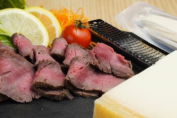 削りたてチーズが舞い落ちる。馬肉専門店が仕掛ける“ライブ型チーズフェス”｜純国産馬刺しと朝引き鶏 にほんいち 大阪堺筋本町店