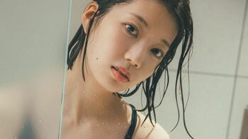 【先行カット公開】日向坂46 高本彩花「少し恥ずかしいです」黒の水着をシックに着こなしたシャワーショットを公開