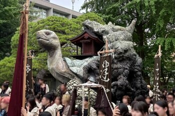 東京藝大生約70人がつくった高さ3.8mの「亀の御輿」、150万円で販売。買い手が見つからなければ廃棄へ【10月6日まで】