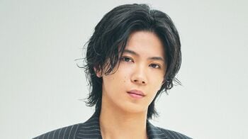 「夢のツーショット」神宮寺勇太が“銀座降臨”！自身の巨大ポスターの前でうれしそうなピース姿に「なんて贅沢」「圧巻だった」歓喜の声