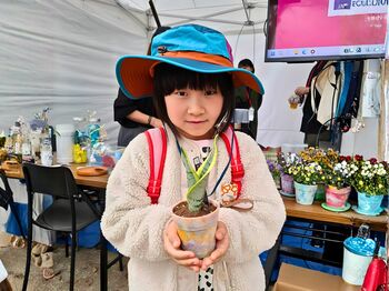 ペットボトルキャップ約1,000個が、花を育てる鉢になった。国際水準の花の祭典「Fukuoka Flower Show 2026」で約30人がアップサイクルを体験