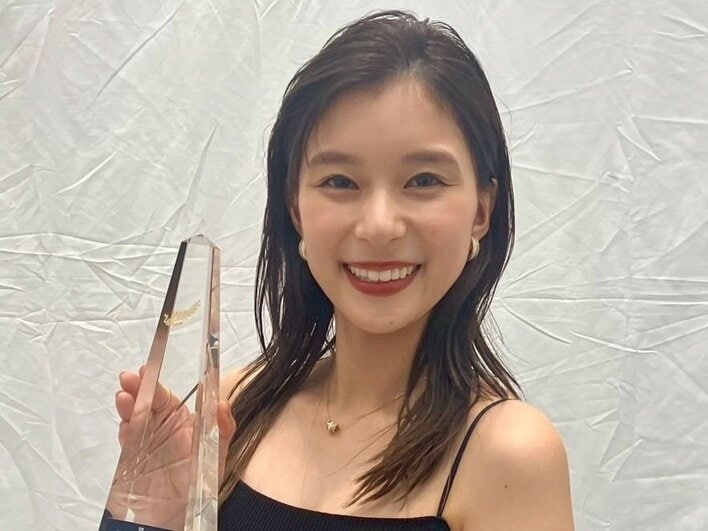 【実際の投稿】とびきりのスマイルで受賞を喜ぶ芳根京子＆和久井映見の写真を見る