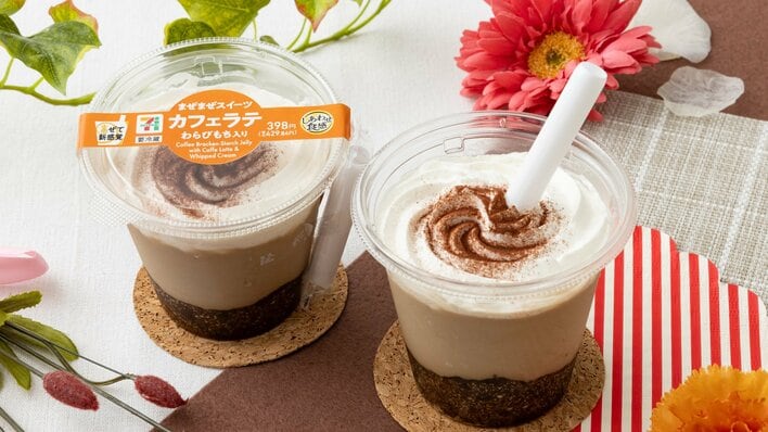 【セブン】もちもち食感のわらびもち×本格ラテの新感覚スイーツが登場！甘みとほろ苦さが絶妙にマッチした一品