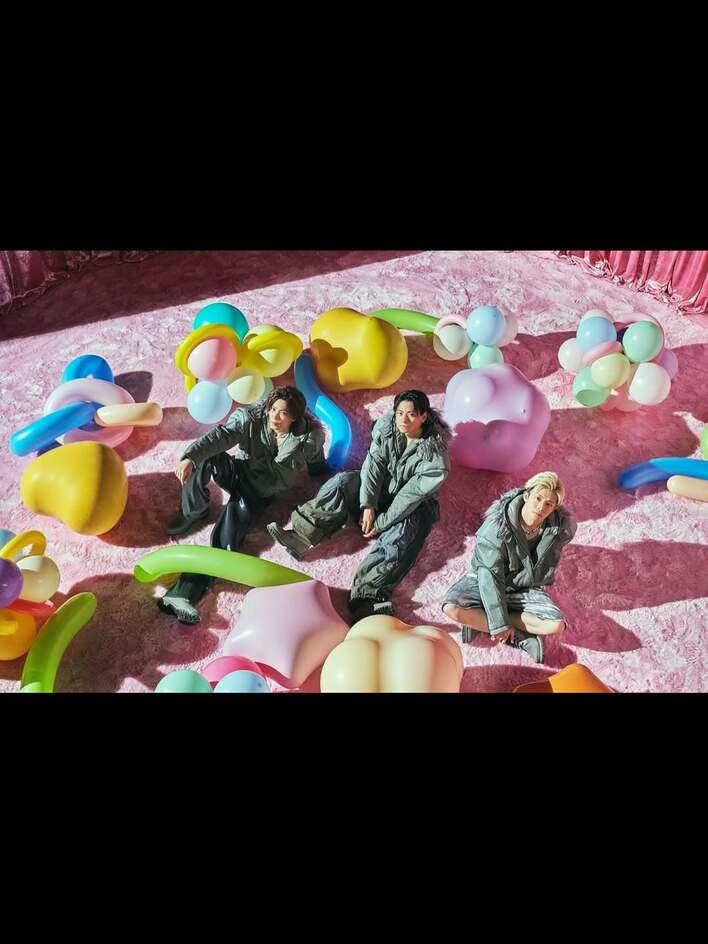 【画像4枚】平野紫耀 “テディベア座り”からクールな表情にファンメロメロ！新曲『未確認領域』の新ビジュアルなどを見る