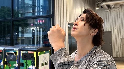 普通に渋谷におるん！？」山下智久 自然体で雨の渋谷を楽しむオフ