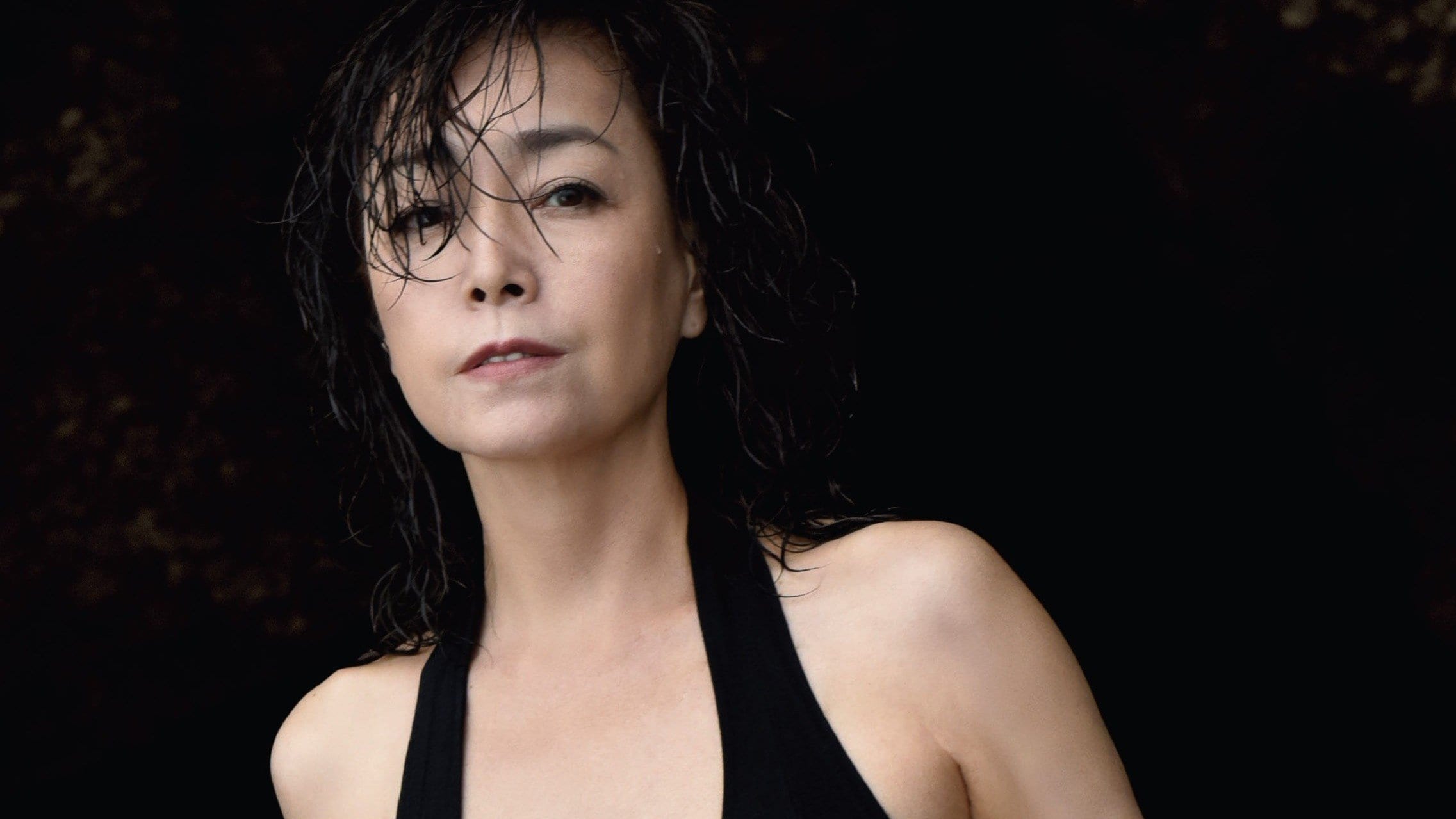 黒水着の妖艶カットに美背中も披露！柏原芳恵 デビュー45周年記念で
