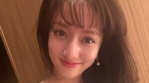 「魅力がはみ出してる」谷まりあ 胸元リボンが大胆な黒ドレス姿を披露！「凄く素敵な部屋」豪華なバースデーケーキで30歳を祝福