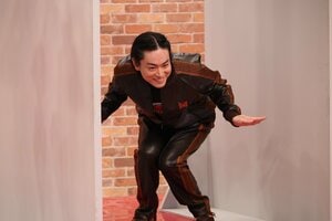 菅田将暉 両手を腰の位置で広げて膝をまげ前傾姿勢…これは何のポーズ！？新ゲームの難易度が高すぎてスパイ容疑者が続出！