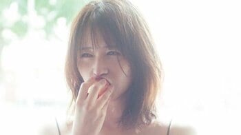 長濱ねる 水着姿でぷかぷか♪開放感あふれるショットを披露「あったかく心地よかった」 “バブみボディ”話題の2nd写真集から先行カット第12弾