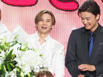 堂本光一 ユリの花束を抱えサプライズ登場した親友・井上芳雄の手を取りエスコート！井上は「姫になった気分」と歓喜