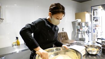 チーズテリーヌ専門店「KURATA」パティシエ・林真衣に密着 本谷有希子が自らの“ものづくりへの姿勢”を語る