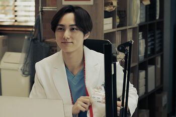 尾崎匠海『アンメット』で“愛されキャラ”の研修医を熱演中！INIメンバーには「できるのか？」と心配されていた！？