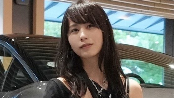 新型超高級車を衝動買い!人気YouTuber・あま猫 近未来感あるボディに目を奪われる車とのツーショットに「スゴすぎる!」と反響