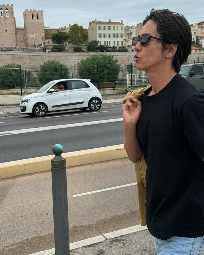 セクシーの極み」山下智久 マルセイユでの街ブラ写真を公開 ヒゲ