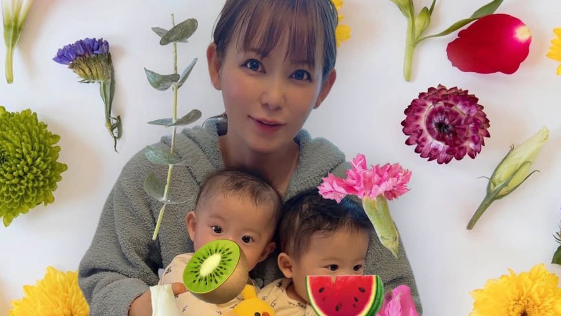 中川翔子 生後5ヵ月双子がおもちゃに夢中な姿＆離乳食写真に「かわいい