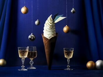 大人の遊び心をくすぐるフェスティブ『BLUE FANTASY（ブルー・ファンタジー）2025』高さ約33cmの“ソフトクリーム型”クリスマスケーキ「ツイストノエル」限定販売