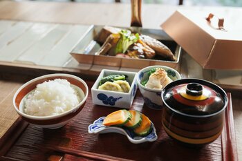 煮魚を、旅の目的に。福岡の“裏天神”に「食堂 ひと煮たち」がオープン──「いとおかし」の朝食の新定番が誕生
