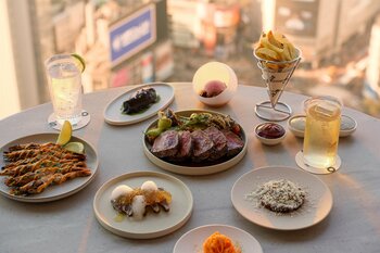 渋谷駅直結の38階「STEREO」が10月19日（月）リニューアル。予約なしで立ち寄れるラウンジでは小皿料理、レストランではモダンフレンチのコースを