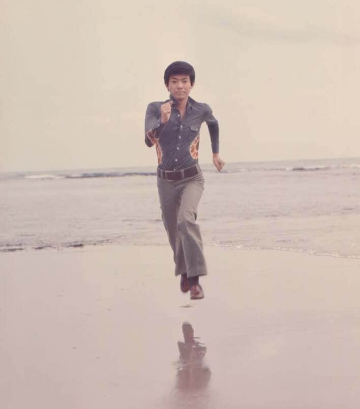 【画像4枚】「走ってる場所が凄すぎ」「若い！浮いてる」と大反響！美川憲一(79)が公開した若き頃の海辺での“全力ダッシュ”姿を見る